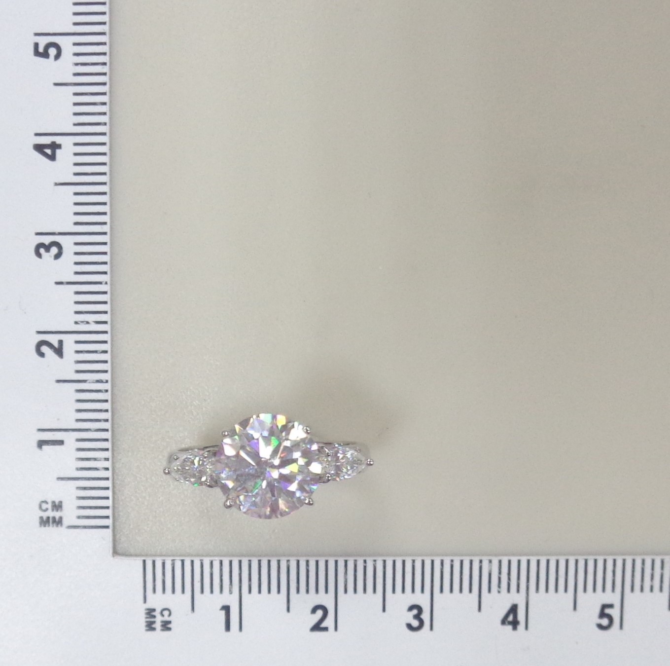 Серебряное кольцо с муассанитами